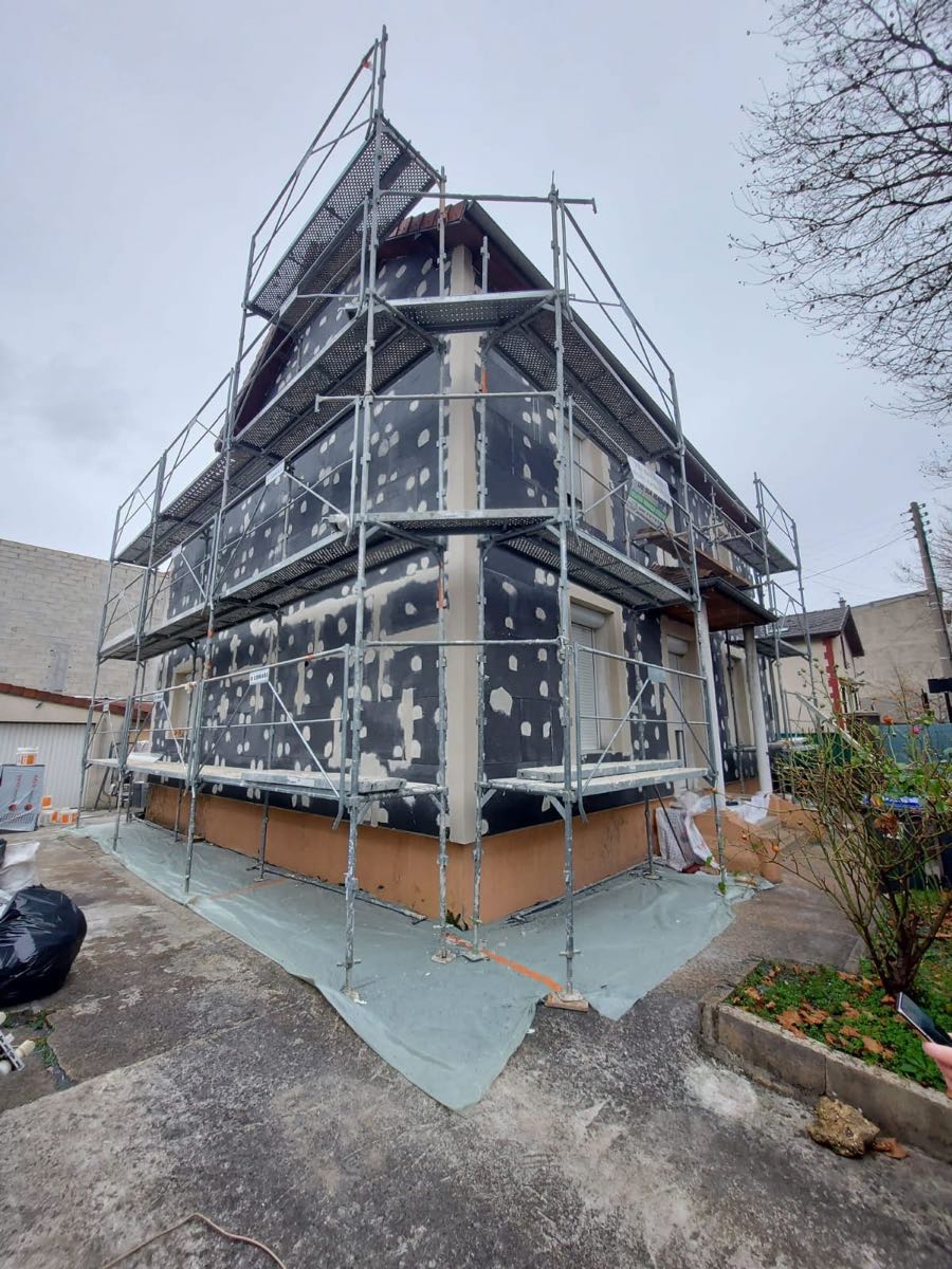 Maison en cours d'isolation thermique par l'extérieur, échafaudage