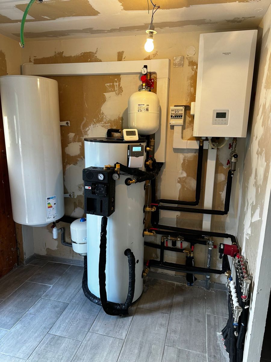 Pompe à chaleur air-eau installée en local technique