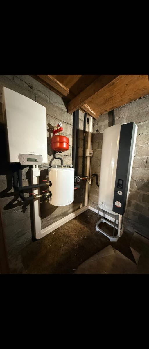 Pompe à chaleur air-eau installée en local technique
