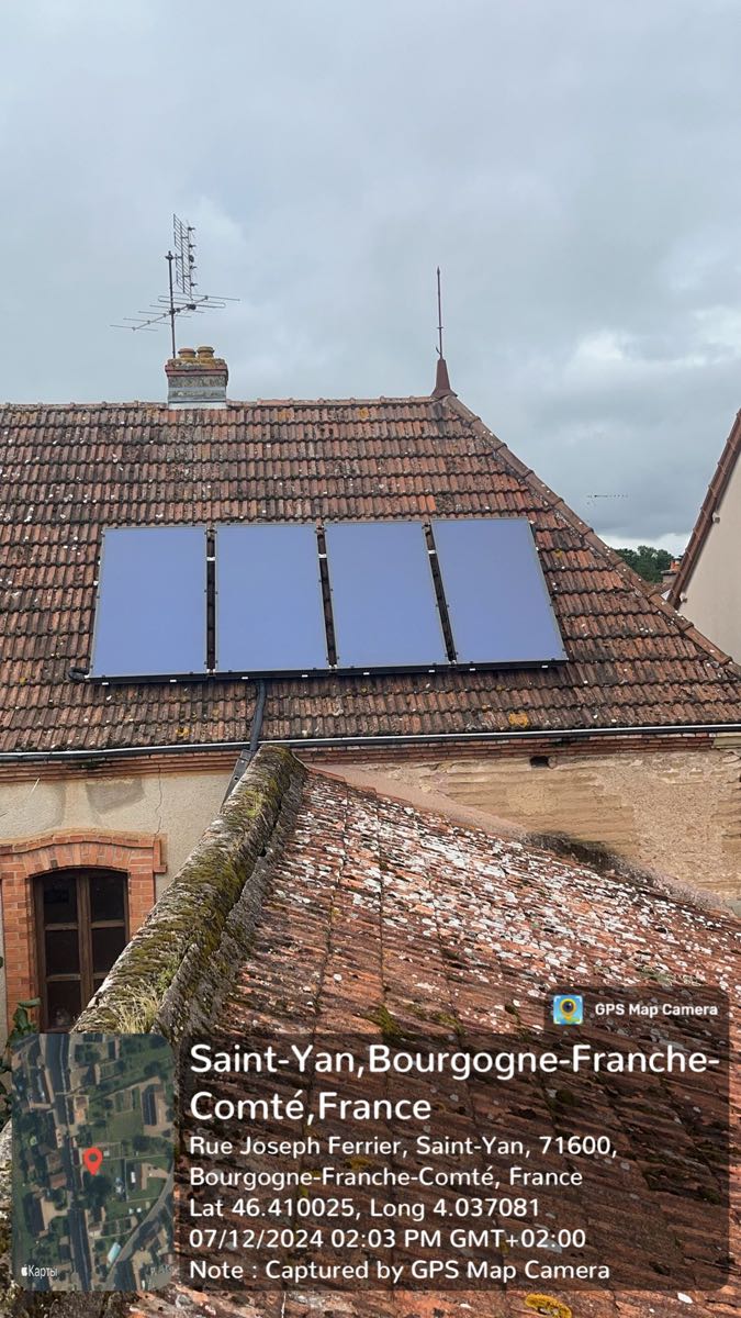 Panneaux solaires installés sur une toiture