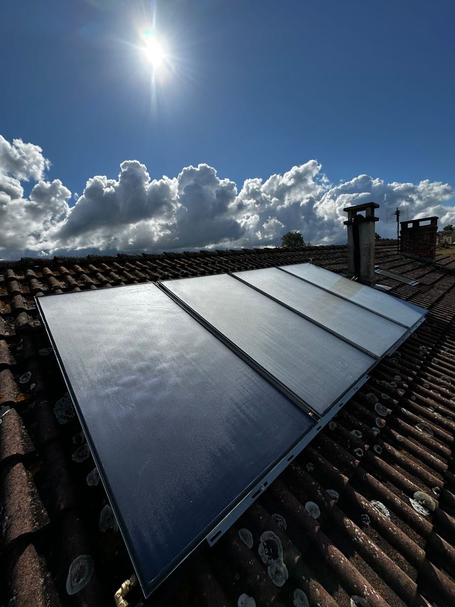 Panneaux solaires posés sur une toiture en tuiles
